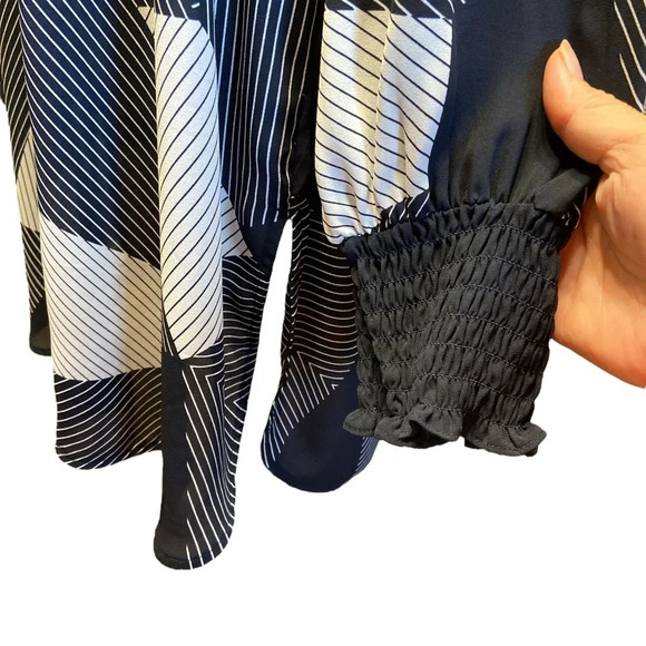 ⚫️ Chicos geometric design black and white tunic size 2 Chicos sizing (12/14) - Picture 5 of 7